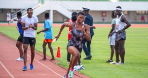 Programme officiel de la saison 2026 Une athlète lors d'une course de relais